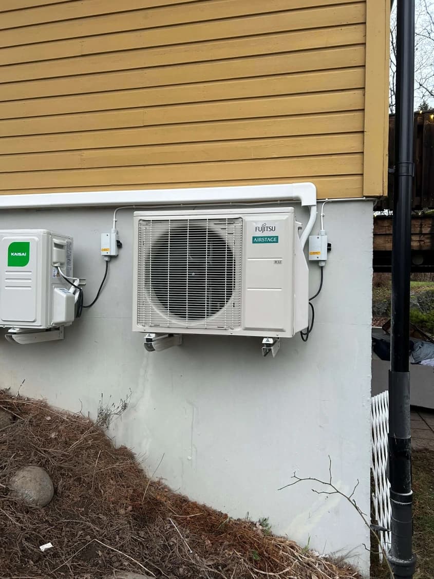 Luftvärmepumpar vid villa i Sätra där AE Elteknik uppgraderade elsystemet
