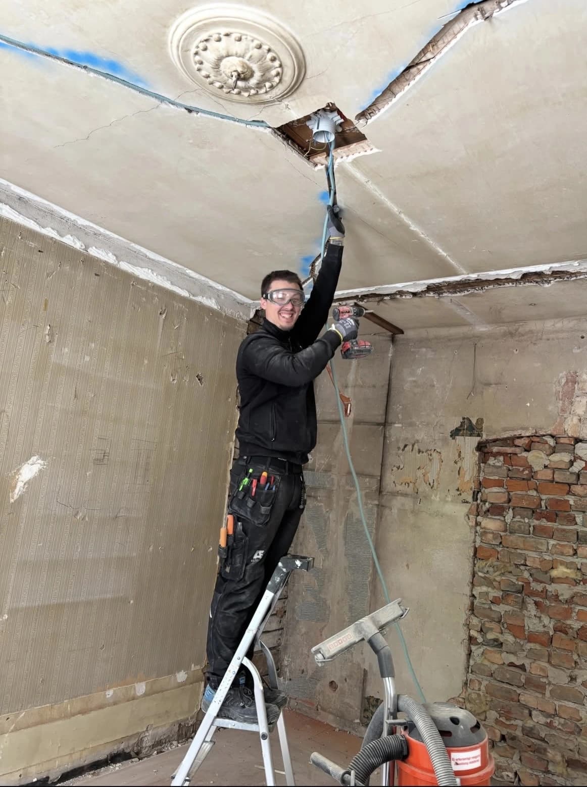 Elektriker arbetar med en elinstallation