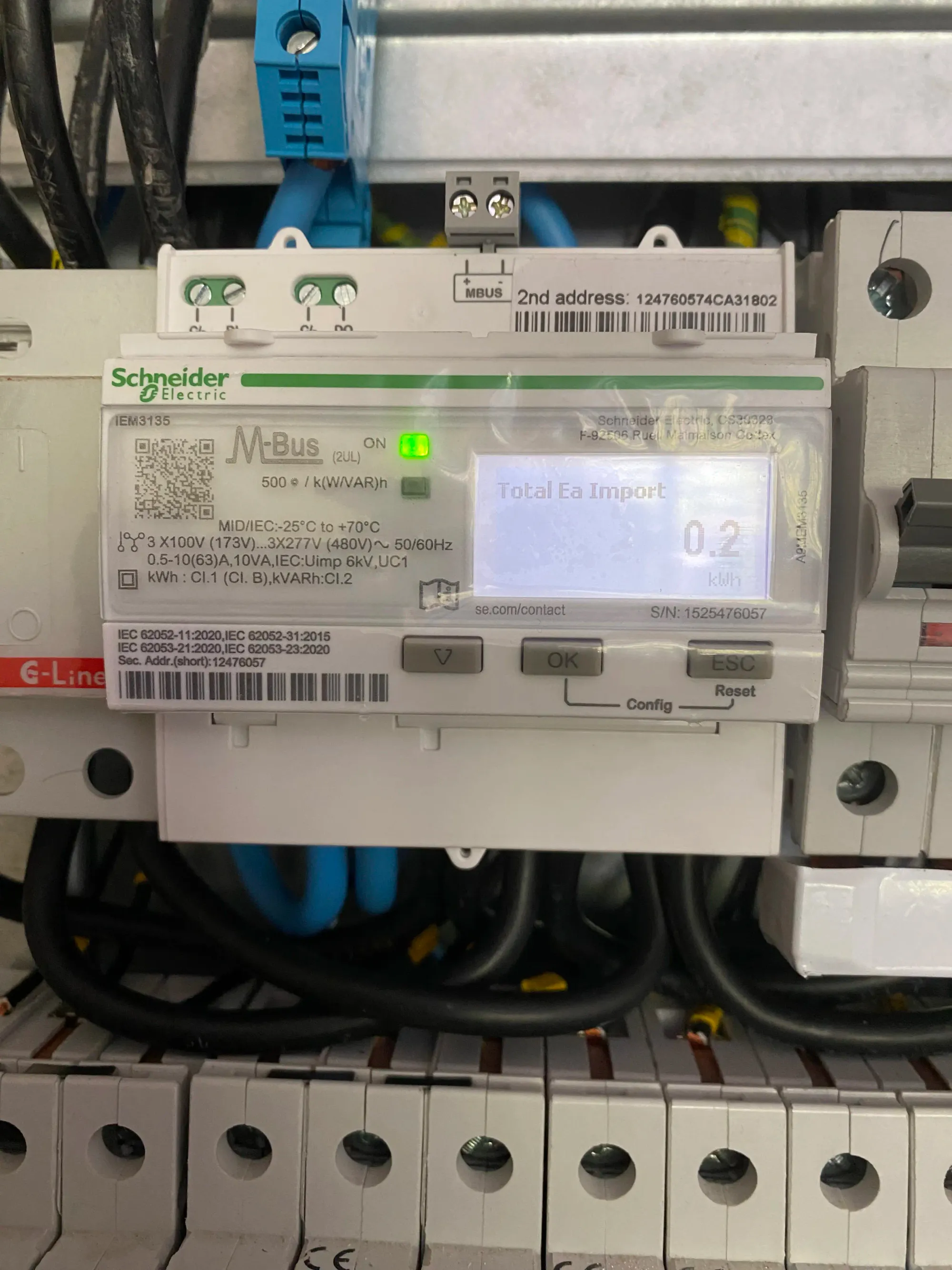 Elmätare installerade i elskåp i fastighet