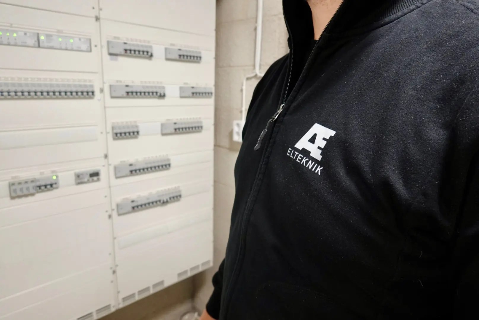 Elektriker från AE Elteknik vid en ny elcentral, elektriker i Solna