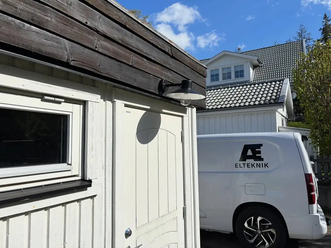 AE Elteknik tjänstebil vid villa – auktoriserade elektriker för privatpersoner i Stockholm