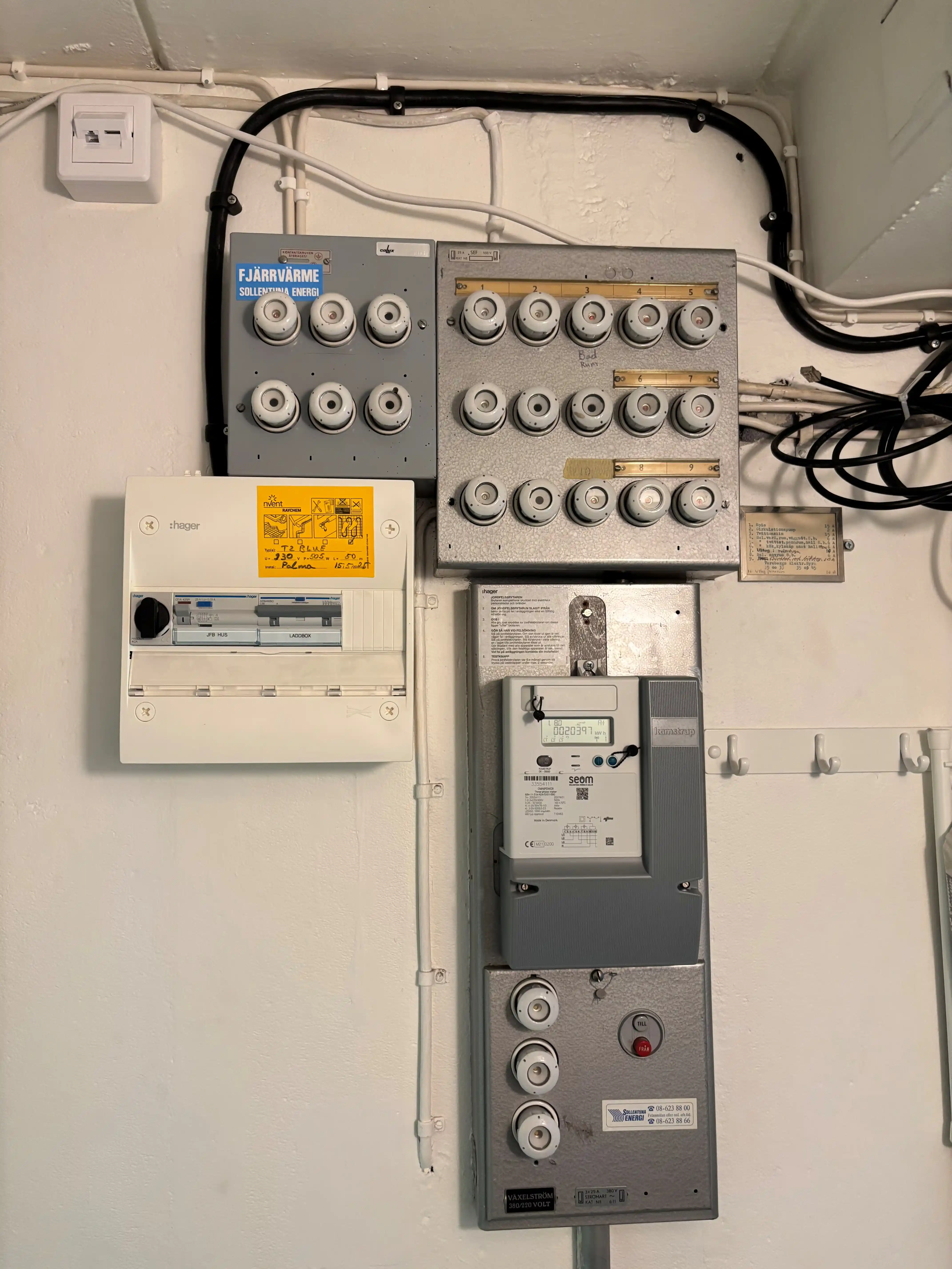 Äldre elcentral med proppsäkringar före byte i Sollentuna – AE Elteknik