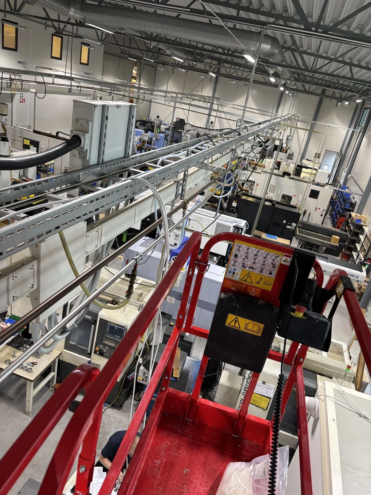 Kabeldragning och elmatningar till produktionsutrustning i industrifastighet i Jordbro – AE Elteknik