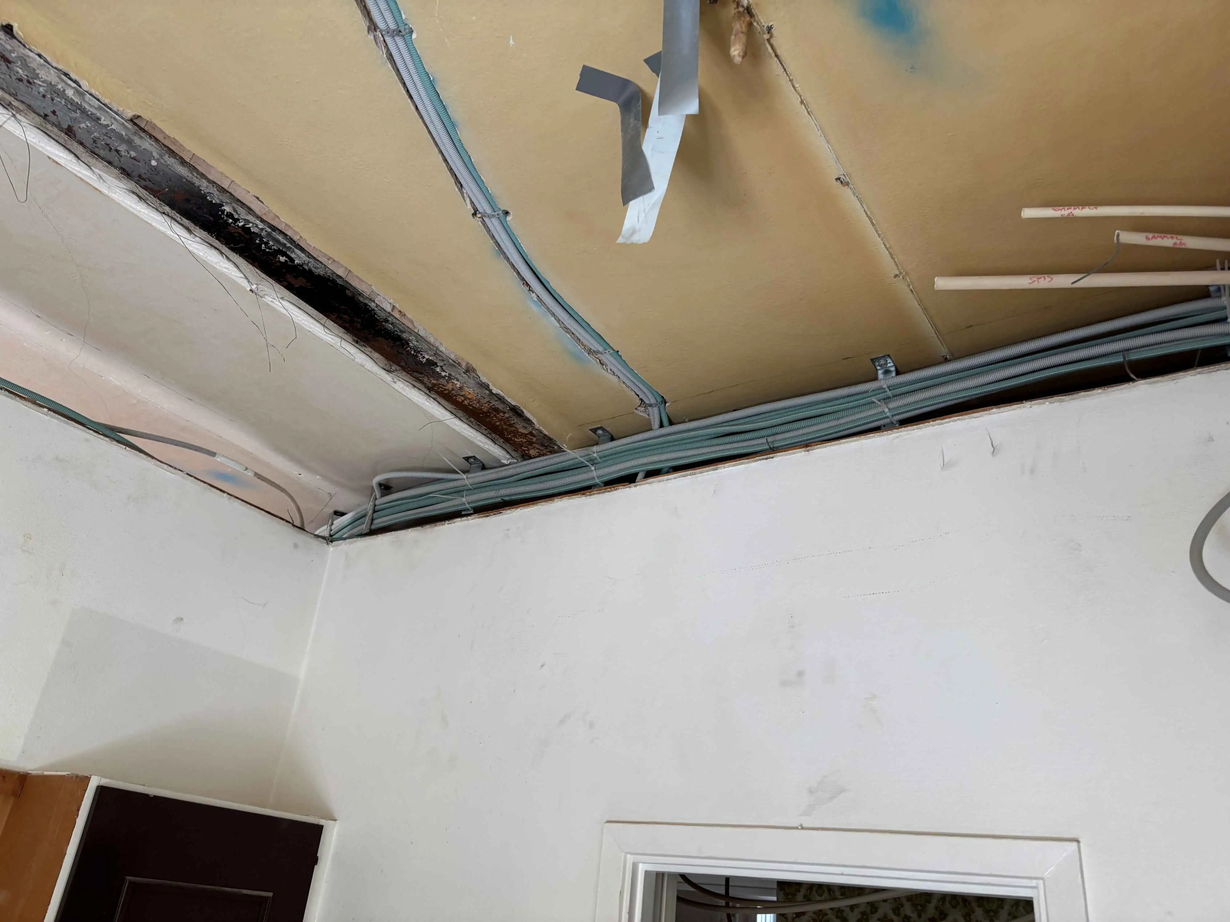Infälld elkabelinstallation i tak under elrenovering i lägenhet på Roslagsgatan i Vasastan – AE Elteknik