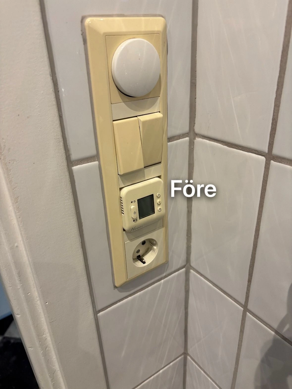 Gamla uttag och dimmer i badrum före renovering – Spånga villa