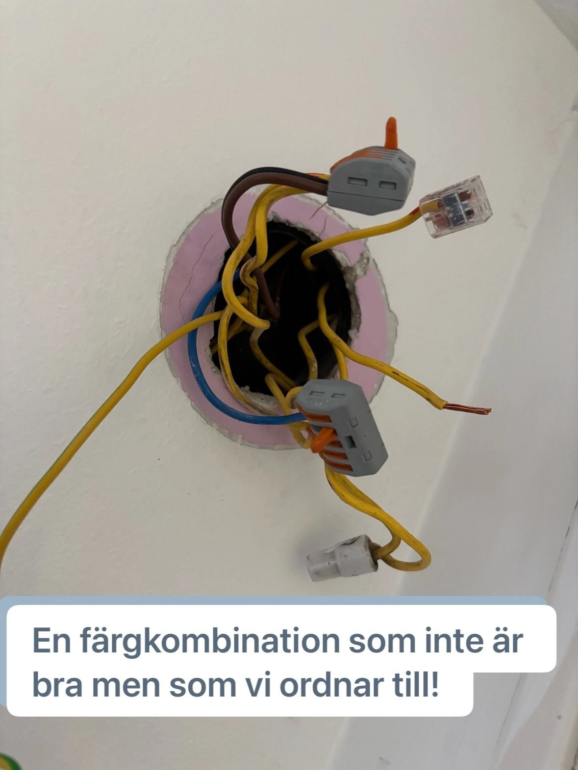 Kabeldragning i tak under elinstallation i villa i Spånga – AE Elteknik