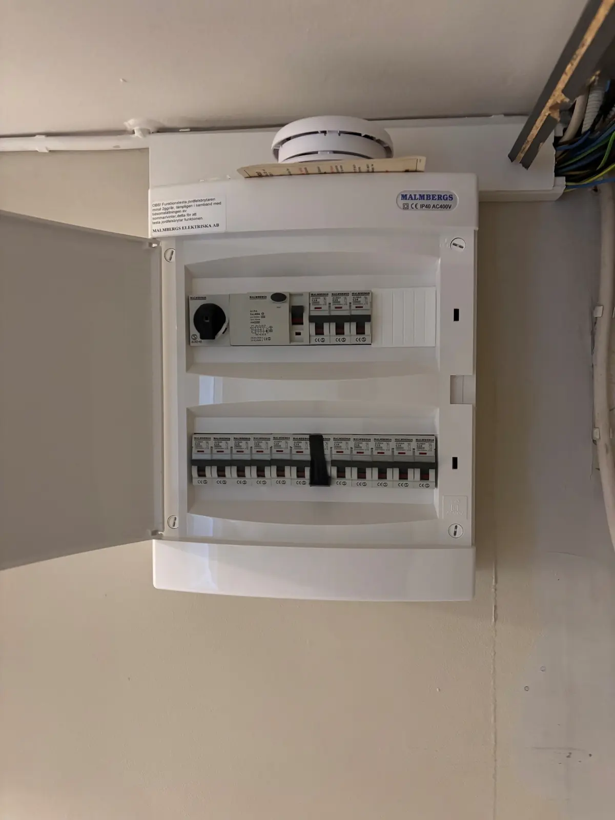 Befintlig äldre elcentral före installationen i Spånga