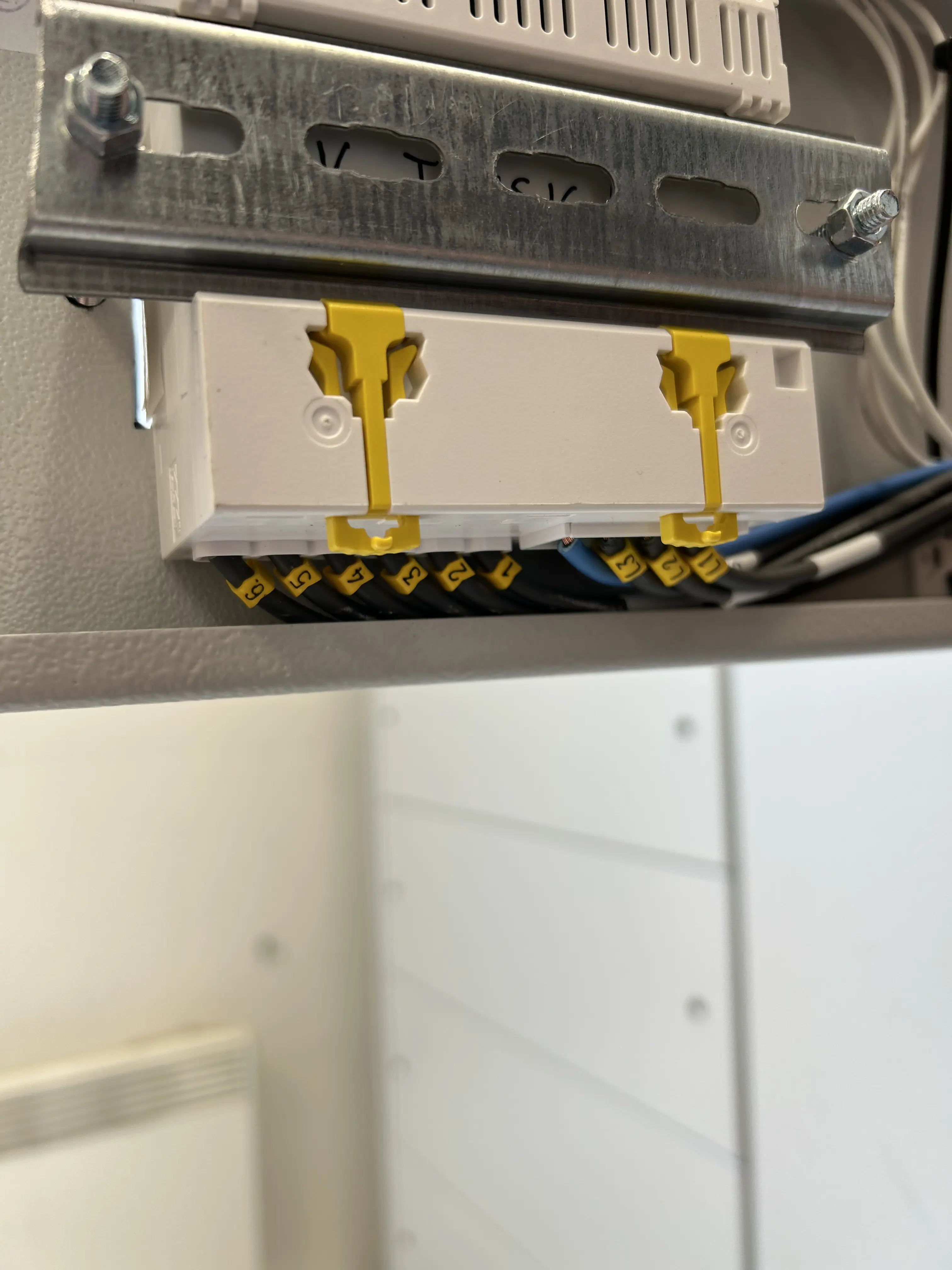 Närbild på installerade elmätare i fastighet – AE Elteknik