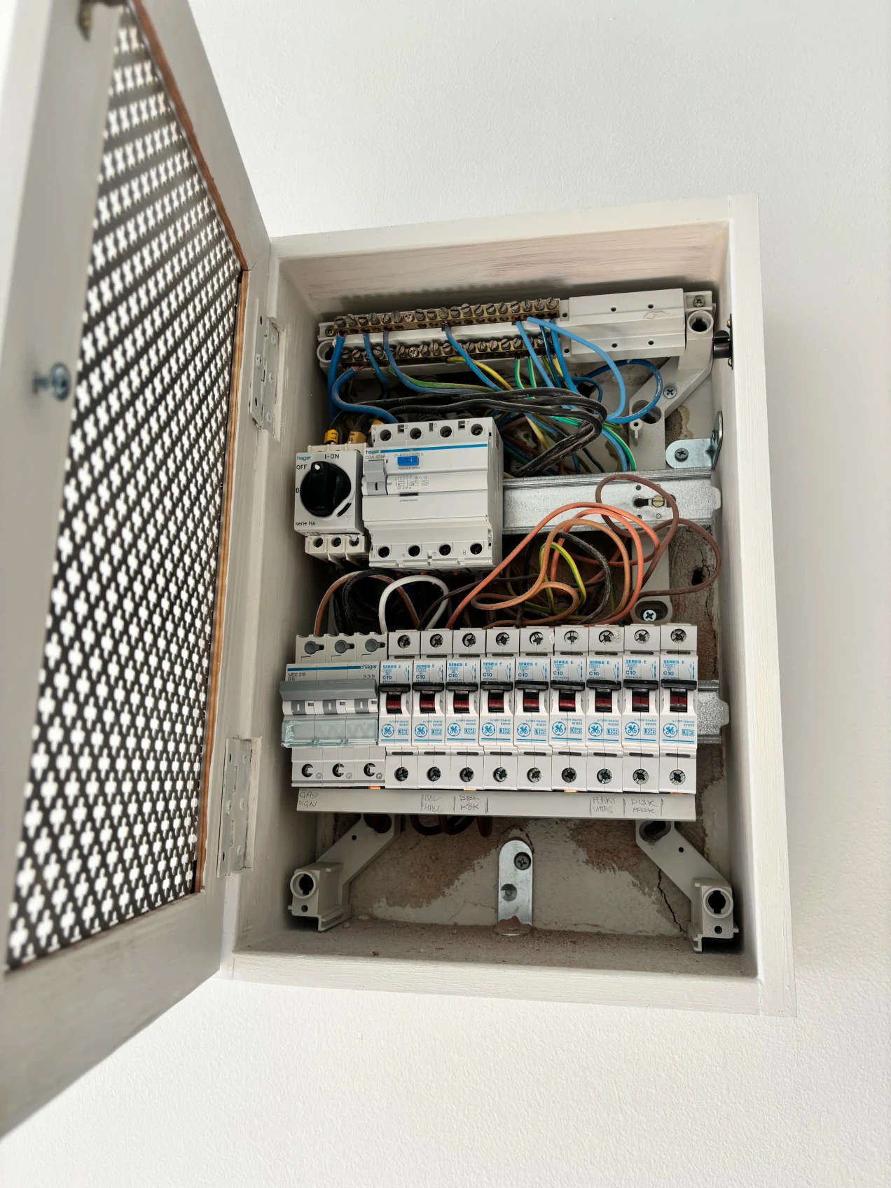 Gammal elcentral med blandade fabrikat i lägenhet på Södermalm – innan byte av AE Elteknik
