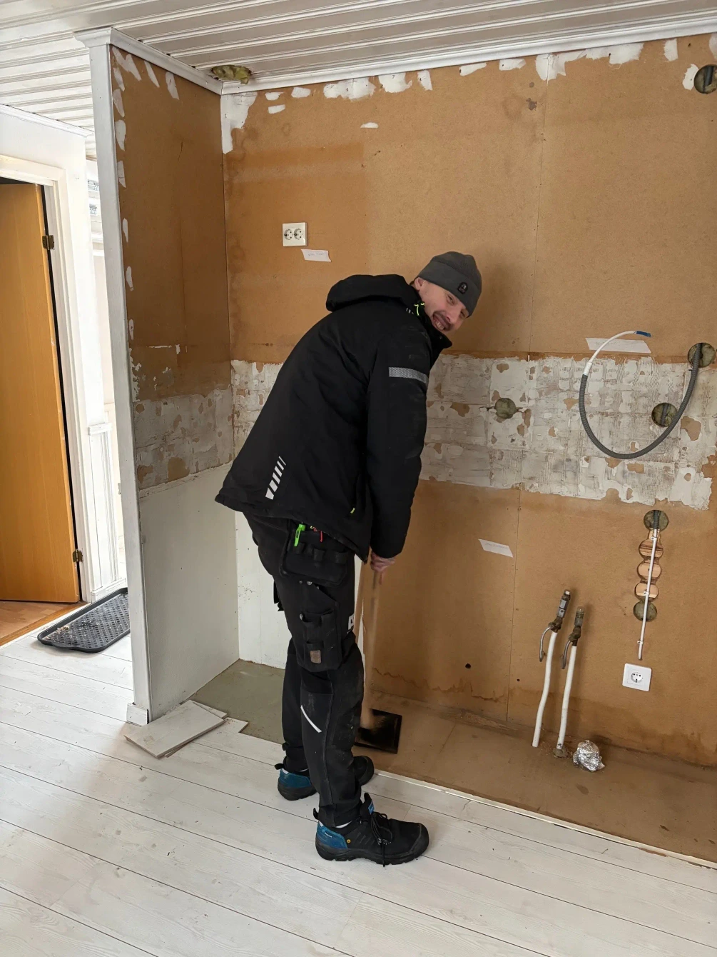 Elektriker från AE Elteknik förbereder elinstallation inför köksrenovering i Norrtälje