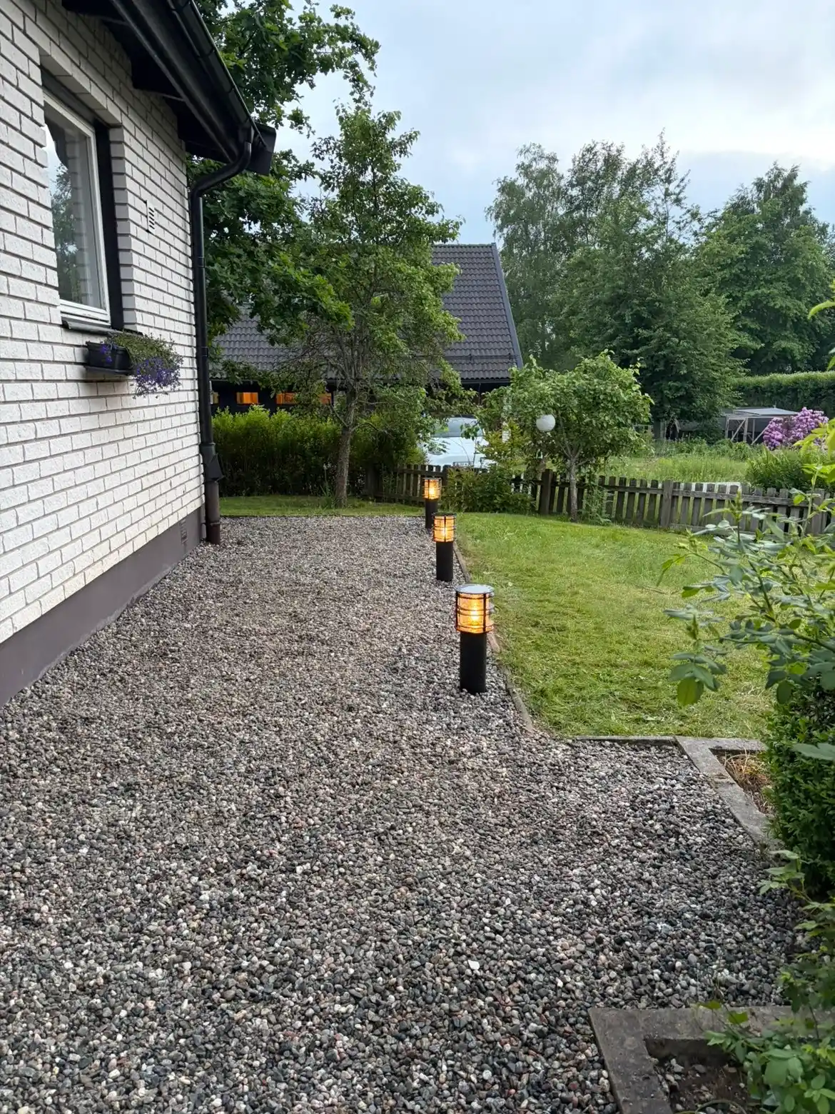 Färdigt resultat – nya pollare tända längs grusuppfarten vid villa i Tyresö – AE Elteknik