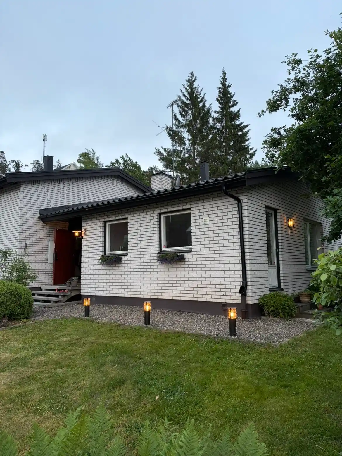 Färdigt resultat – villa i Tyresö med nya pollare och utebelysning installerad av AE Elteknik