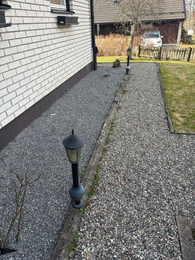 Gamla pollare i uppfart till villa i Tyresö – före byte av AE Elteknik