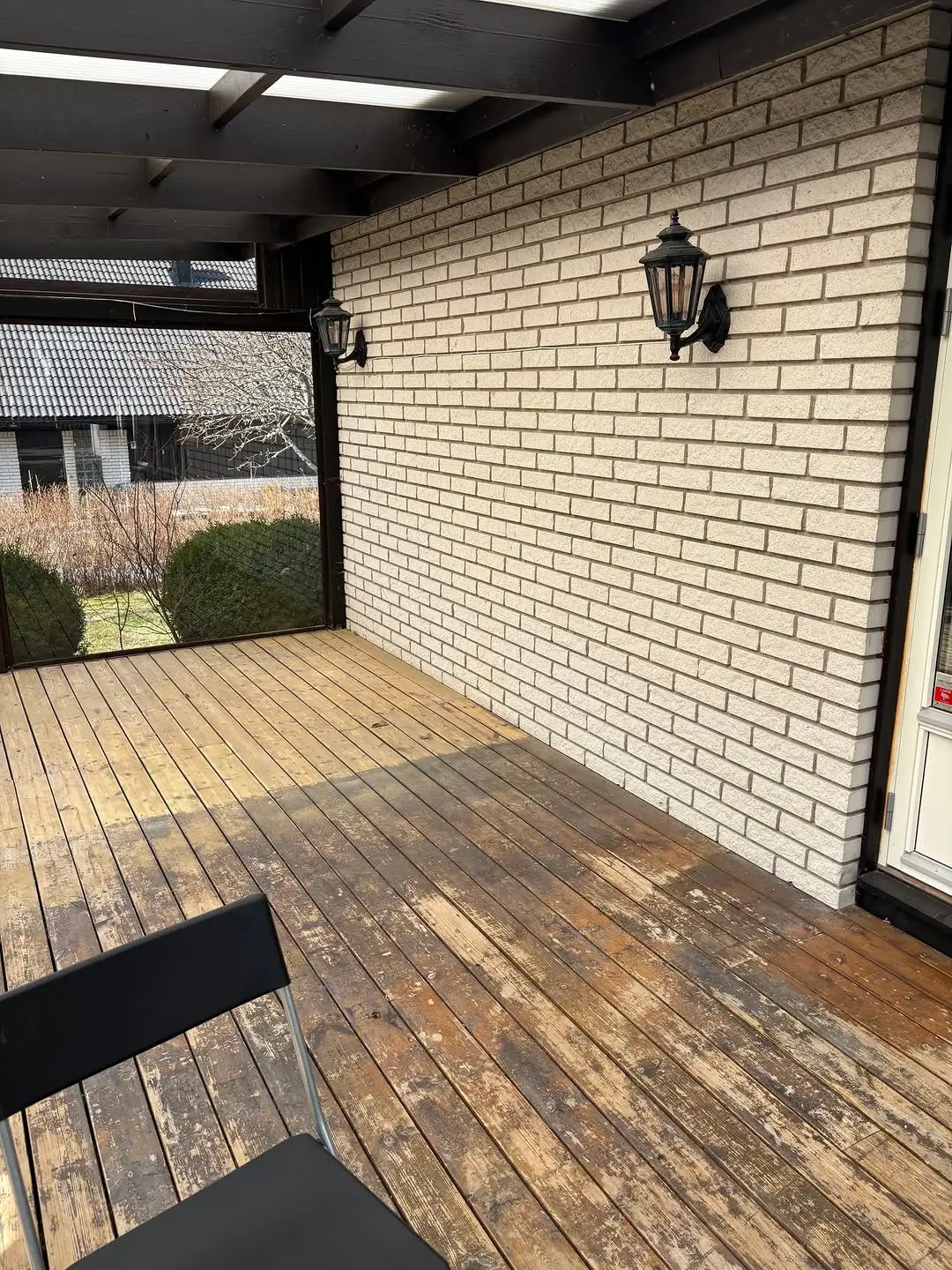 Ny utebelysning monterad på fasad i villa i Tyresö – AE Elteknik