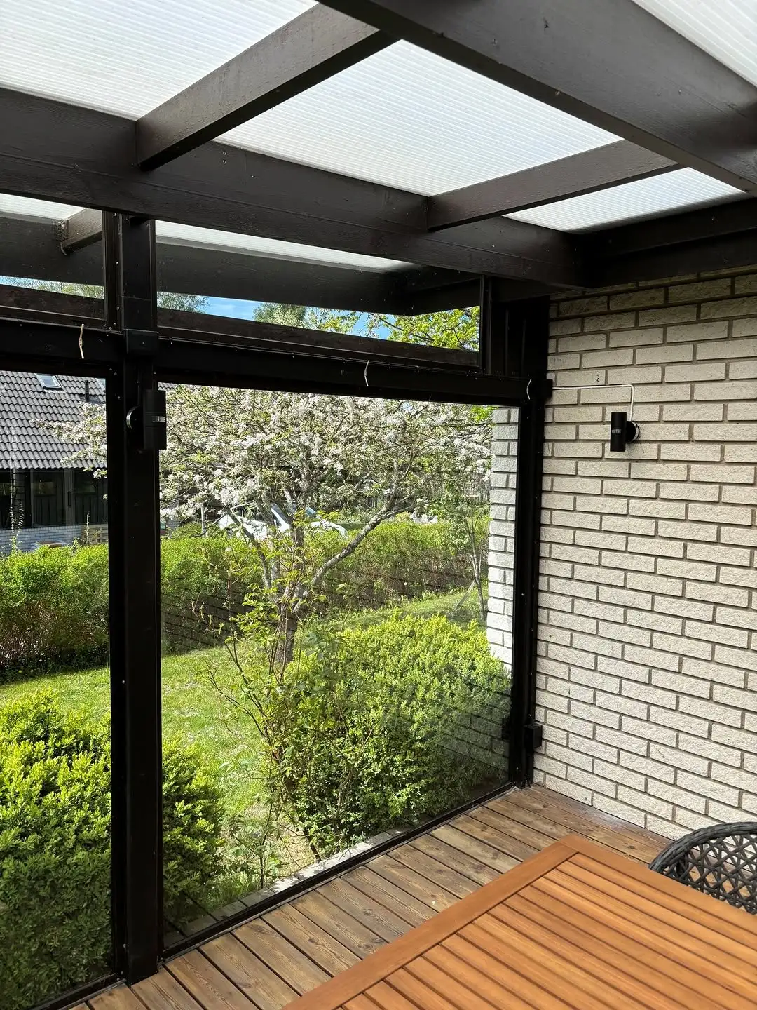 Ny utvändig belysning installerad på altan i villa i Tyresö – AE Elteknik