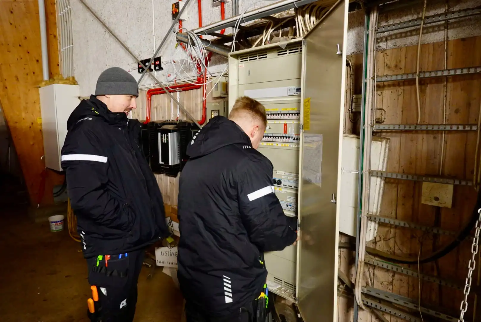 Elektriker utför felsökning och reparation